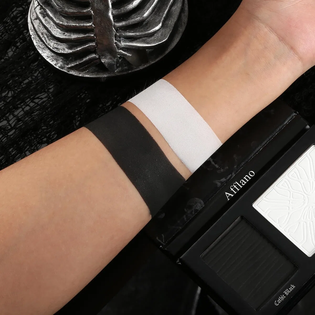 Палетка для макияжа Black and White Gothic Foundation & Eyeshadow Set Cypedo — фото 4