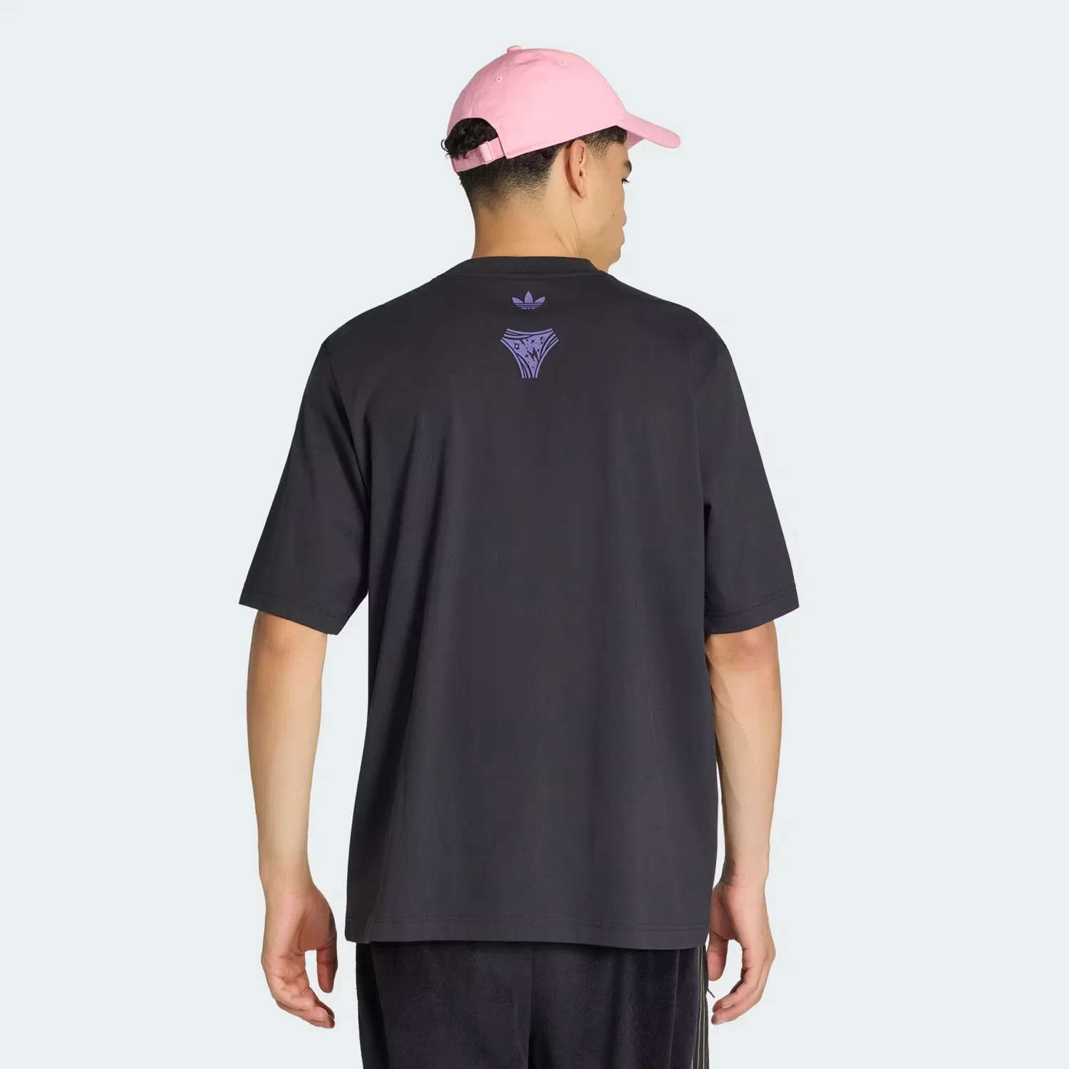 Мужская футболка свободного кроя с графическим принтом и молнией Adilenium Season 5 Questra Graphic Tee Adidas Originals, черный — фото 2
