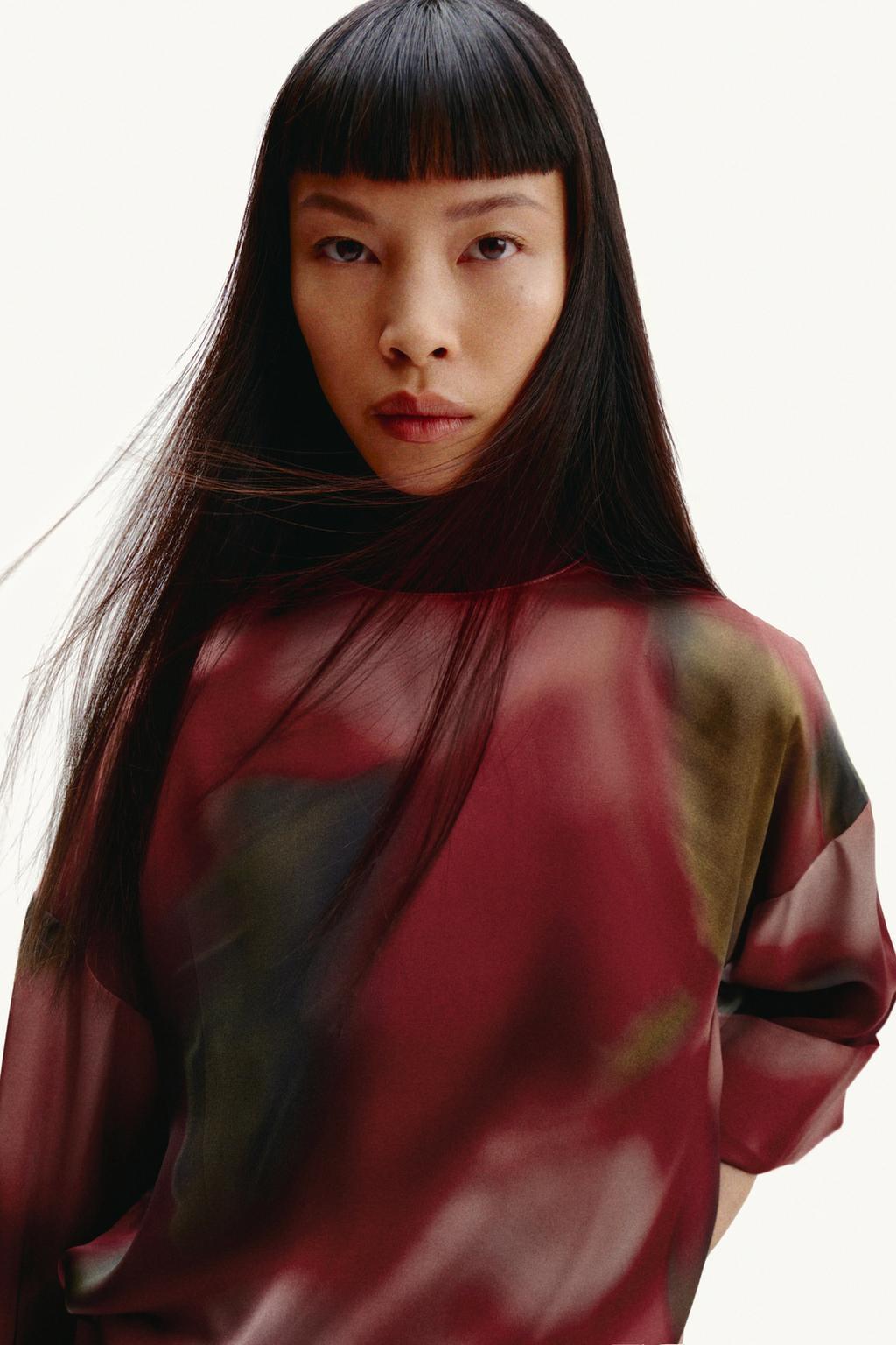 

Блузка из атласа с принтом ZARA, разноцветный