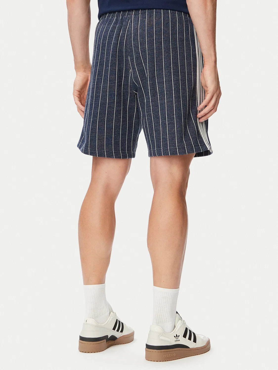 Мужские спортивные шорты стандартного кроя Pinstripes Shorts Adidas, темно-синий — фото 3