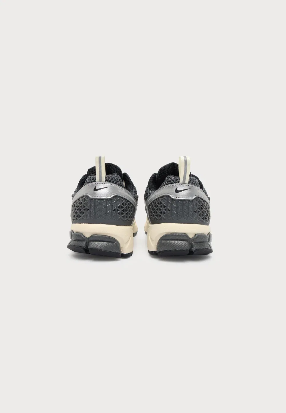 Кроссовки Vomero унисекс Nike Sportswear, Vast Grey/Metallic Silver/Silver Lilac/White — фото 3