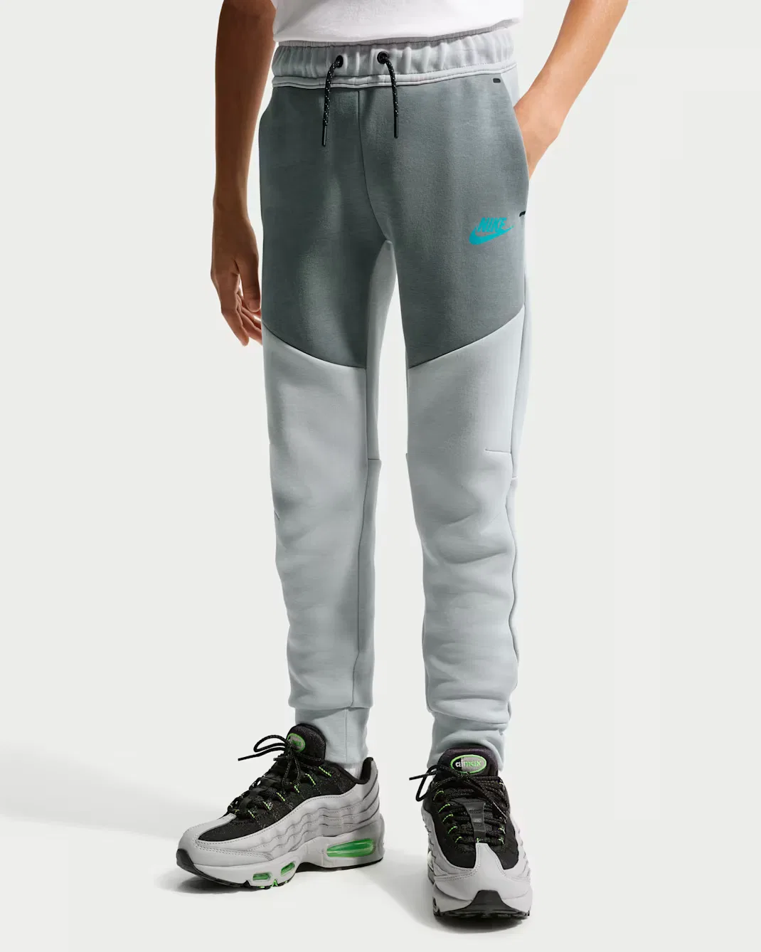 Детские спортивные штаны Nike Sportswear Tech Fleece, Wolf Grey/Smoke Grey/Black/Energy — фото 2