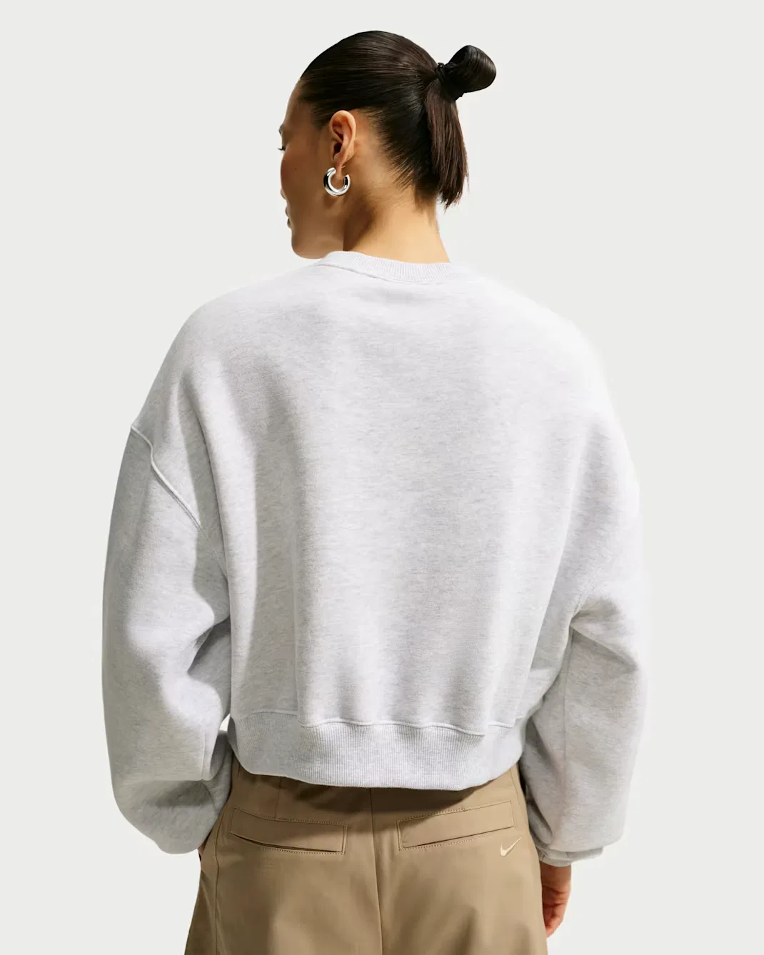 Женская укороченная футболка оверсайз с круглым вырезом Nike Studio Fleece Medium Weight, Birch Heather/Black — фото 2