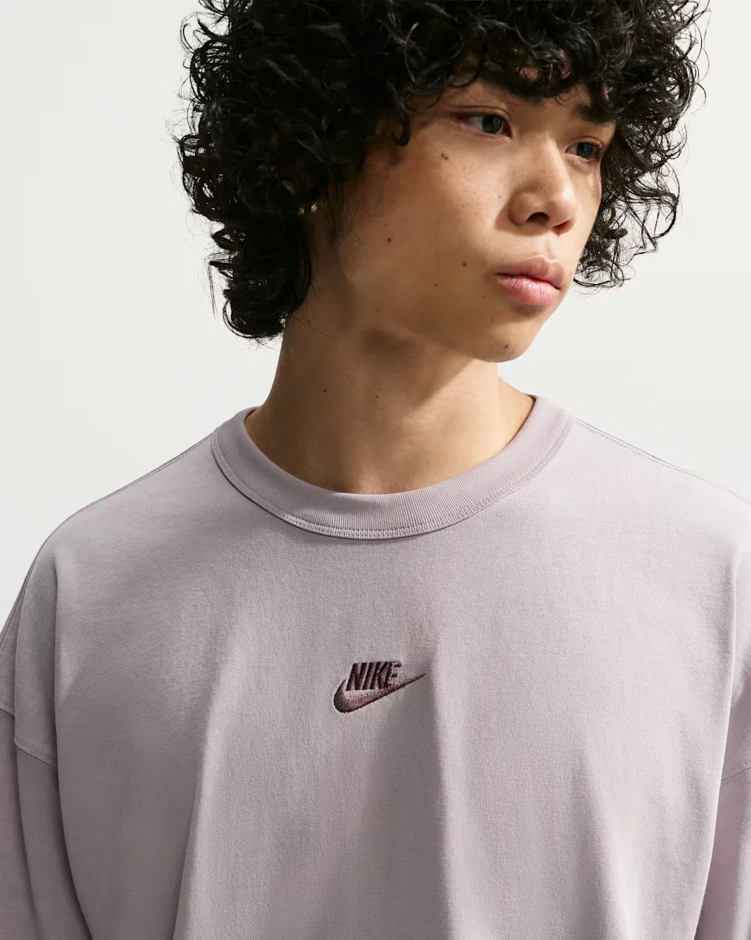 Мужская футболка оверсайз Nike Sportswear Premium Essentials, Silver Lilac — фото 3