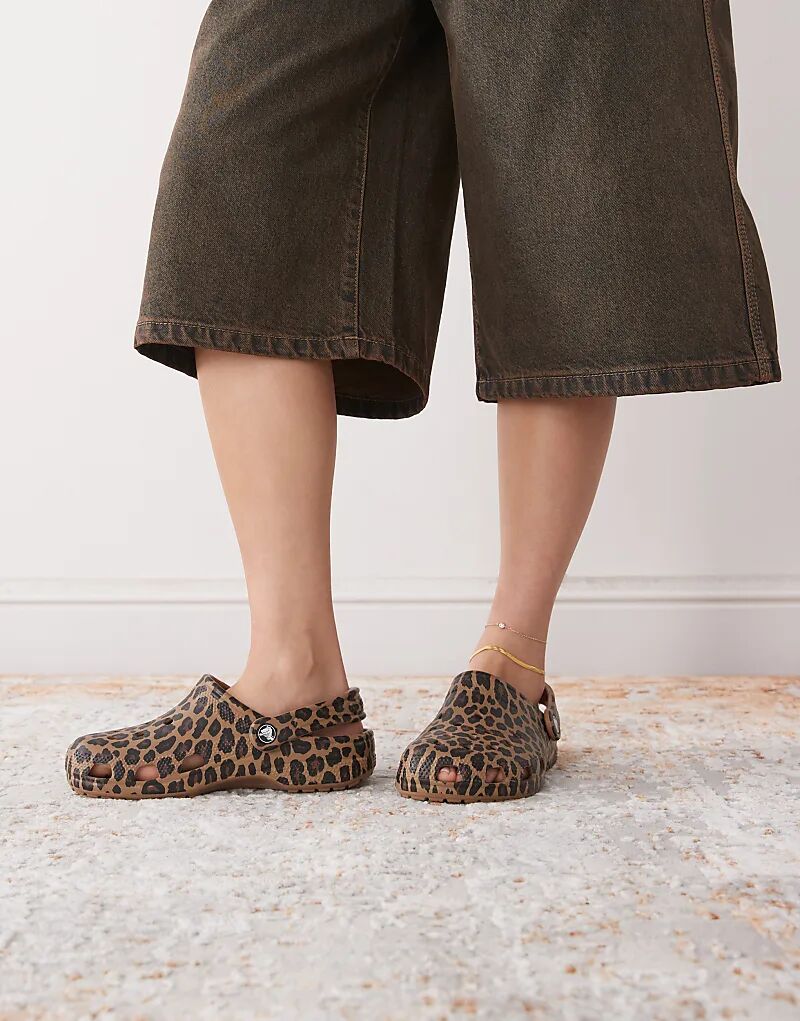 Классические сабо Crocs с леопардовым принтом коричневого цвета — фото 4