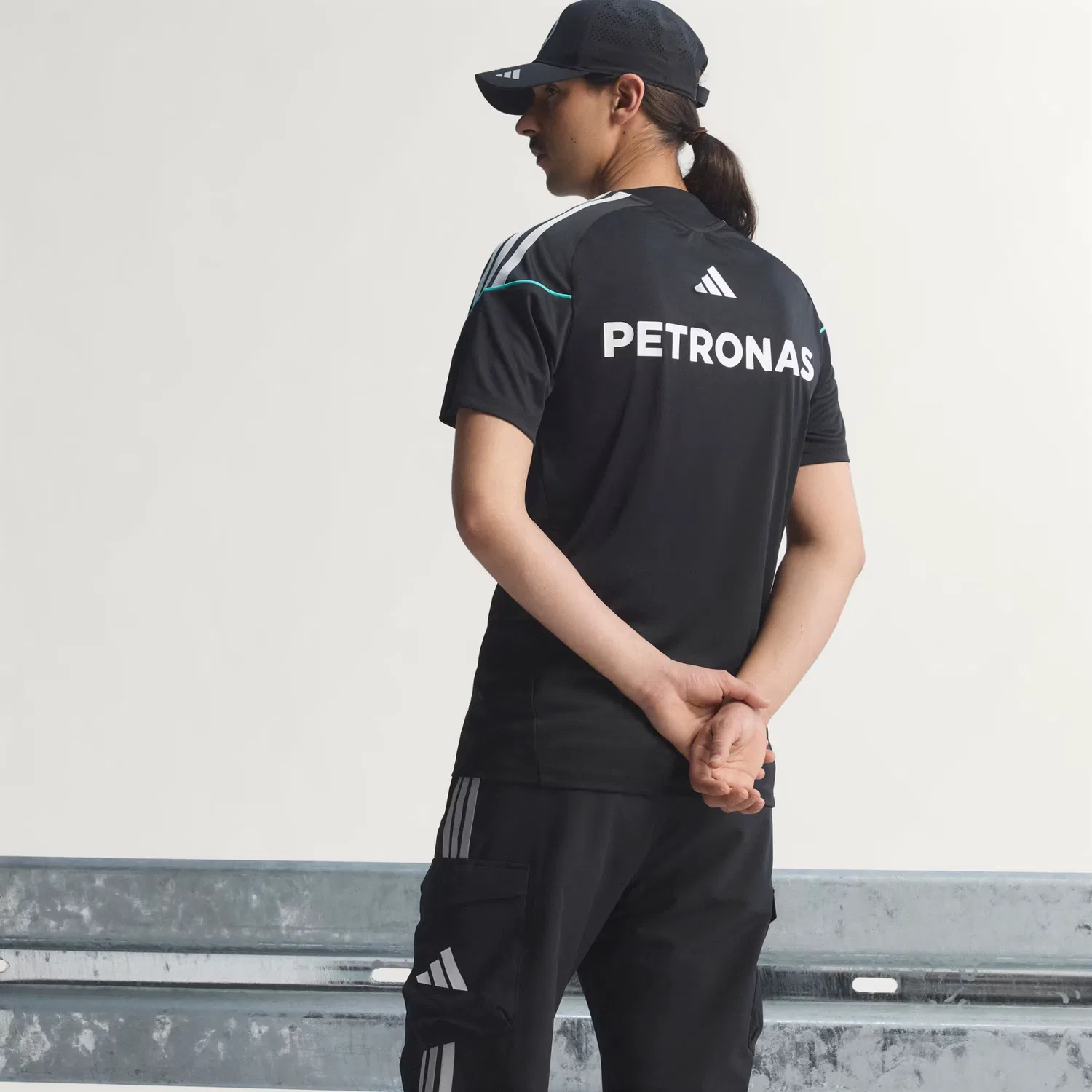 Мужская футболка приталенного кроя Mercedes - AMG Petronas Formula 1 Team Mechanics Jersey Adidas Performance, черный/черный — фото 2