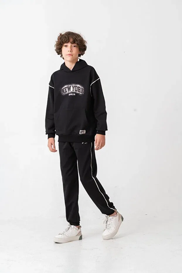 Детский комплект спортивного костюма для мальчиков с принтом New york brooklyn printed kangaroo pocket side piping Mışıl Kids, Black — фото 4