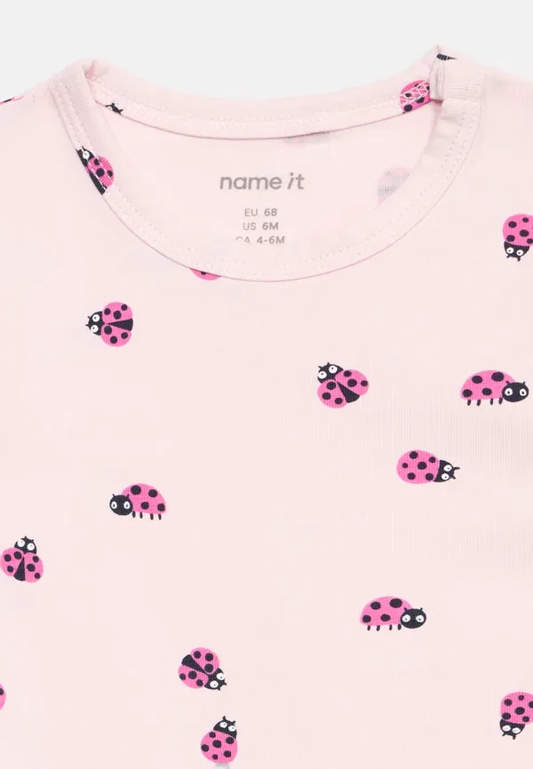 Комплект из футболки и шорт с принтом Nbfvandora sunsuit box set - hat Name It, Light Pink, светло-розовый — фото 4