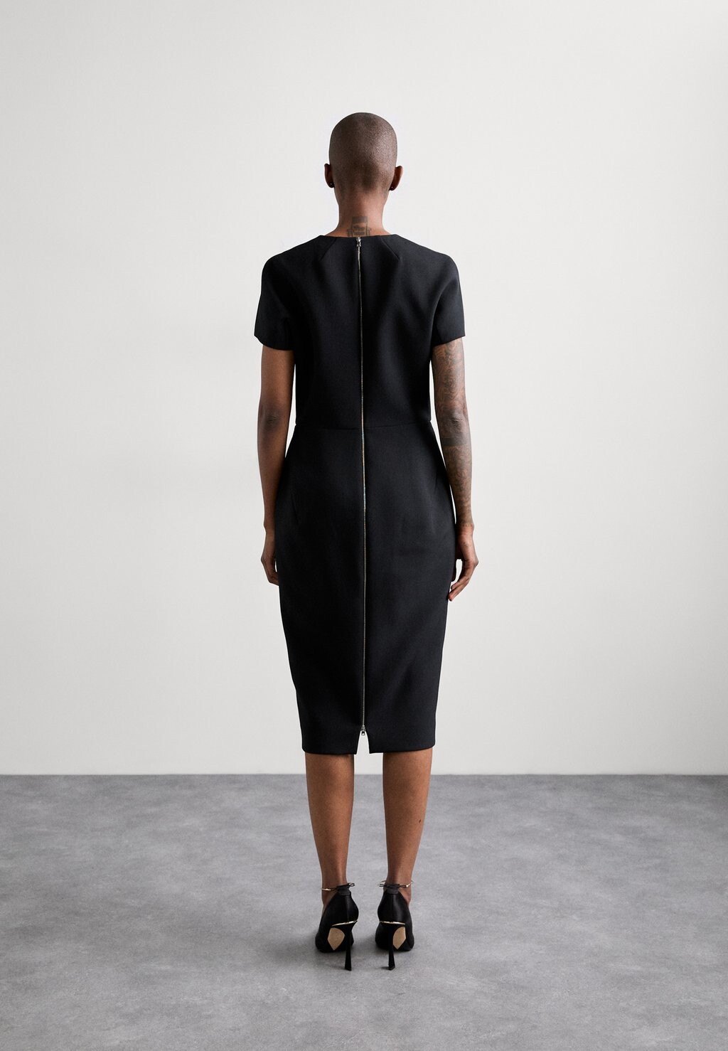 

Платье-футляр FITTED Victoria Beckham, черный