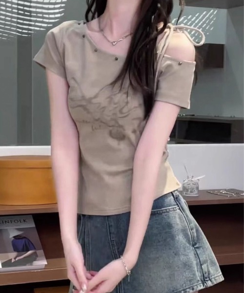 

Футболка с открытыми плечами и декоративными заклепками на воротнике VQ, темно-бежевый