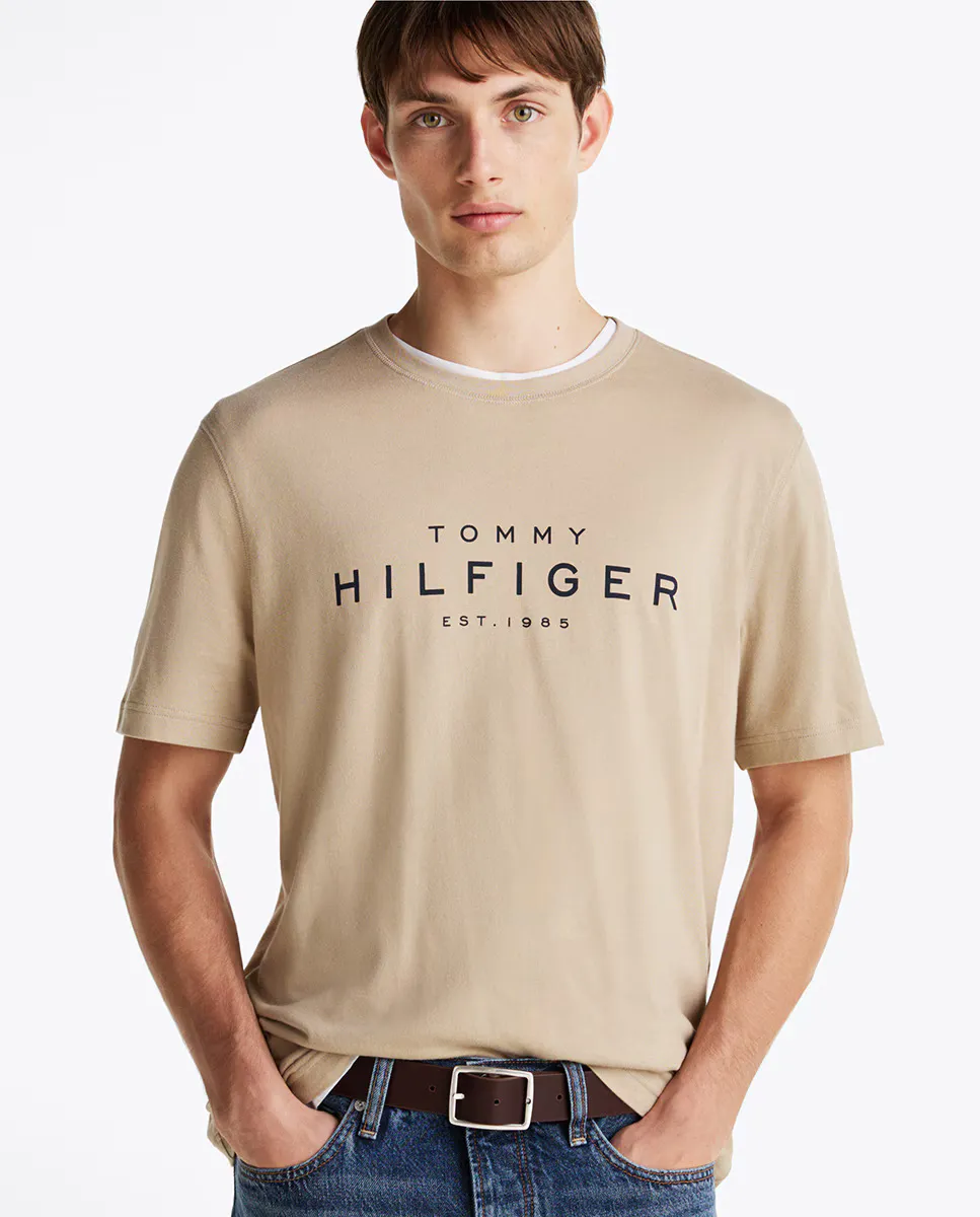 

Мужская футболка прямого кроя с короткими рукавами и принтом логотипа спереди Tommy Hilfiger, бежевый