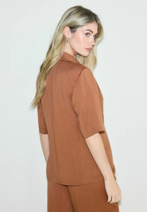 Блейзер однотонный Tall fit - relaxed crinkle short sleeve blazer Next, brown, коричневый — фото 3