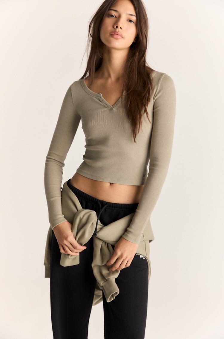 

Футболка в рубчик с пуговицами Pull And Bear, хаки