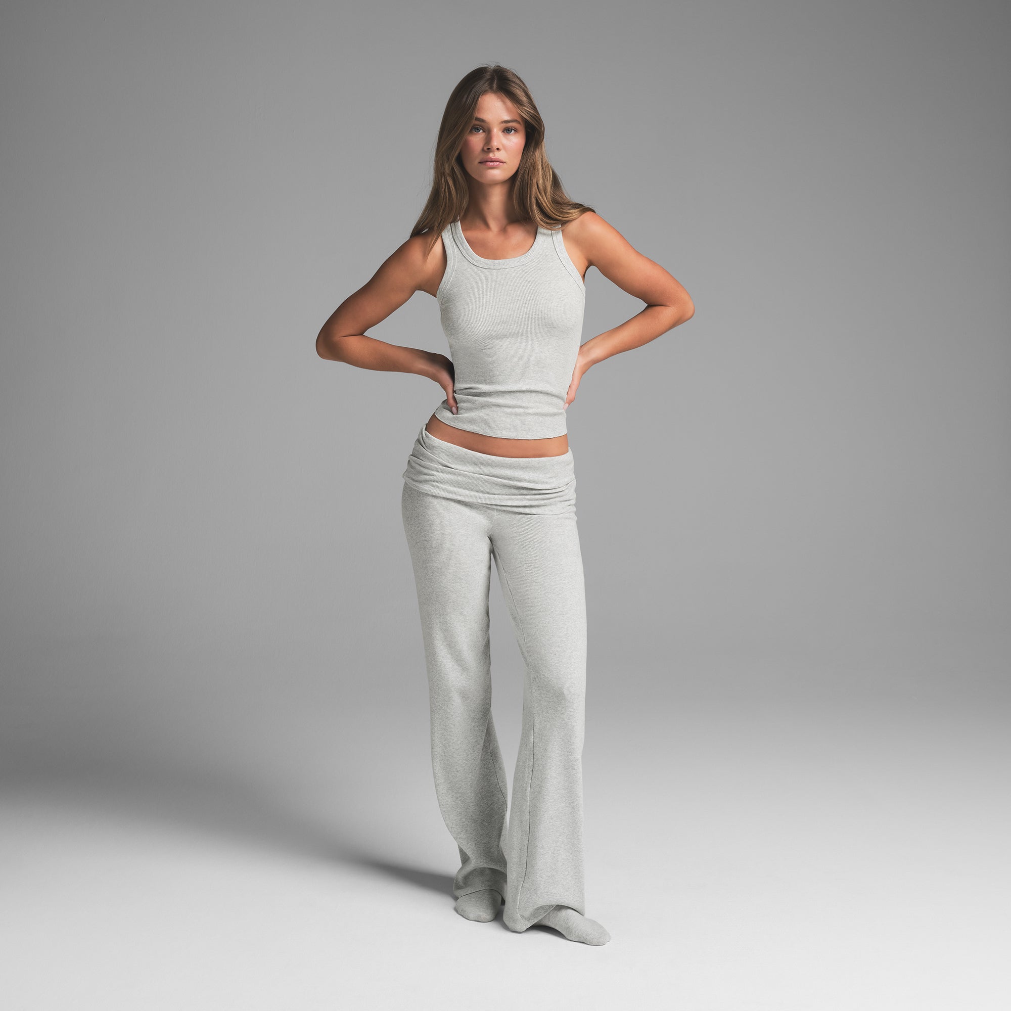 

Прямые брюки с отворотом SKIMS, цвет light heather grey