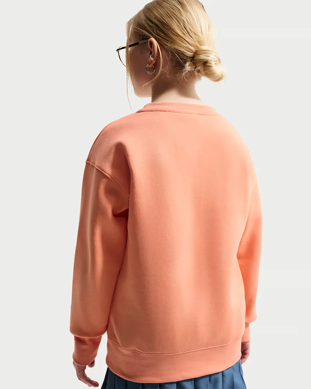 Детская (для девочек) толстовка с круглым вырезом Nike Sportswear Club Fleece, Apricot Agate/White — фото 2