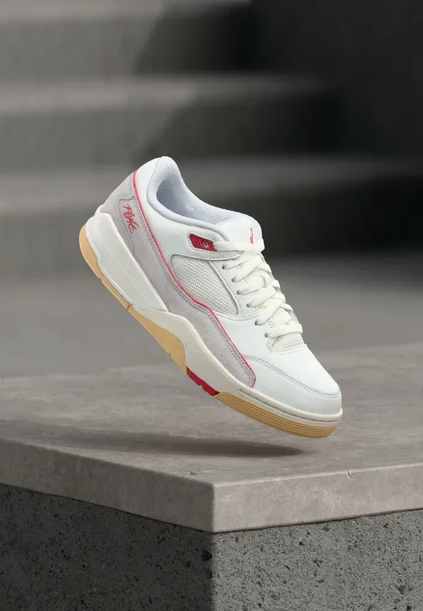 Кроссовки для тренировок Jordan Flight Court, summit white/university red/pure platinum-coloured/sesame, белый с красным, платиновый и кунжутный