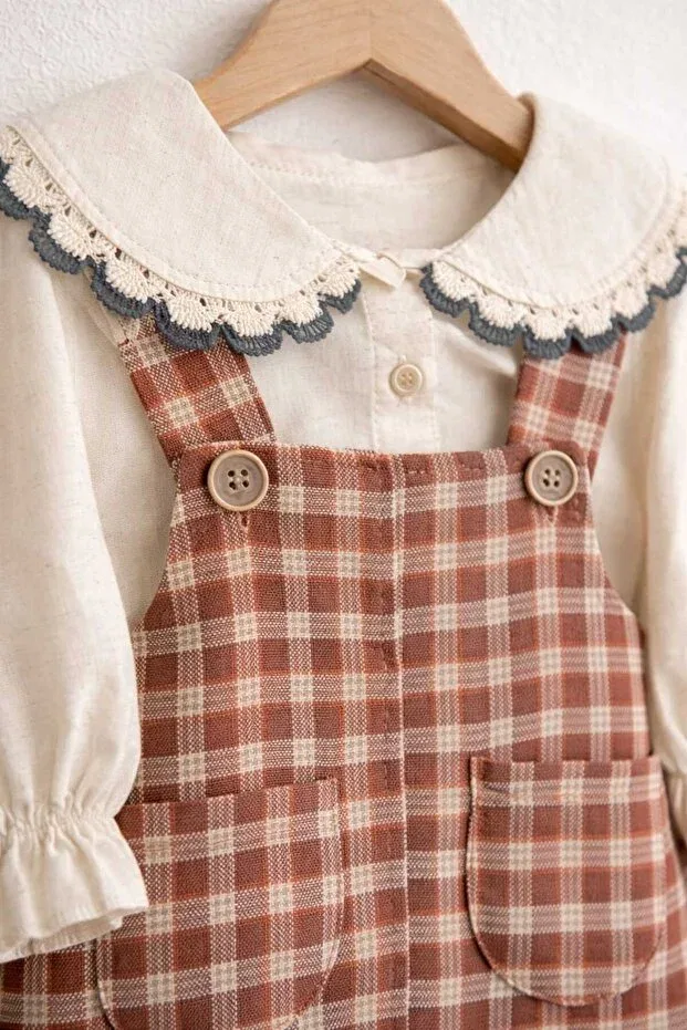 Детское платье-комбинезон для девочек хлопковое комплект Eid season lace piece collared linen shirt & checked strap ruffle salopet dress Krm Kerem Bebe, Brown — фото 3