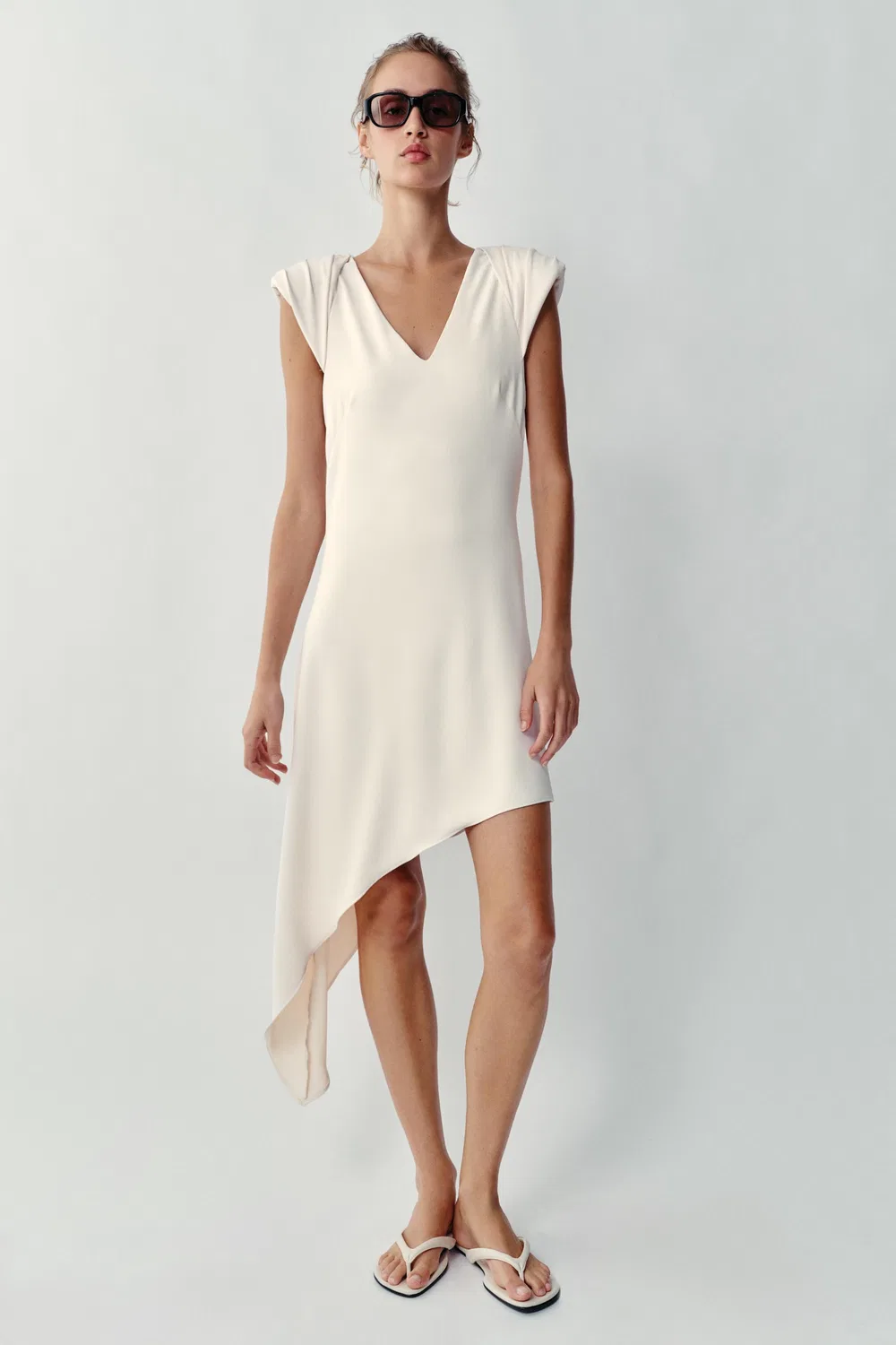 Асимметричное короткое платье с подплечниками ZARA, Ecru