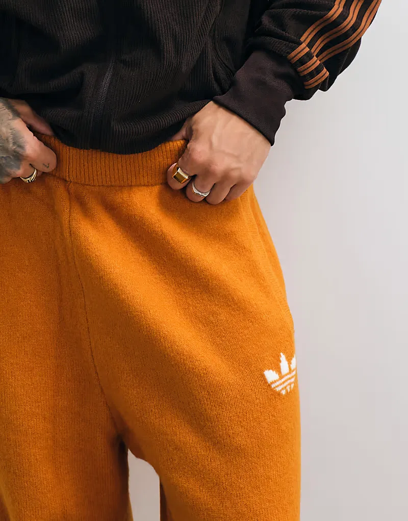 Спортивные брюки Adidas Originals из трикотажа прямого кроя, теплые коричневые — фото 4