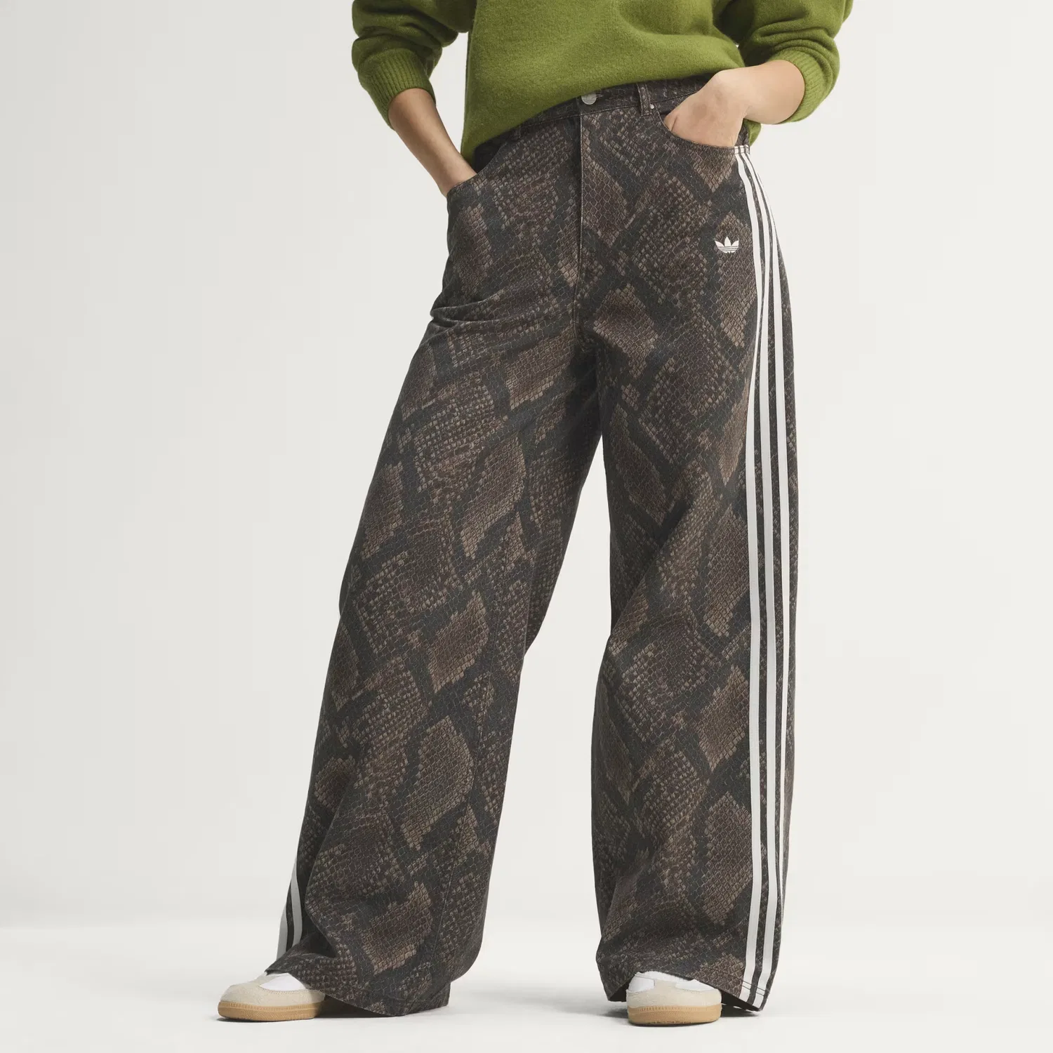 Женские джинсы свободного кроя с принтом змеиной кожи Snake Print Denim adidas Originals, Earth Strata/Aurora Coffee