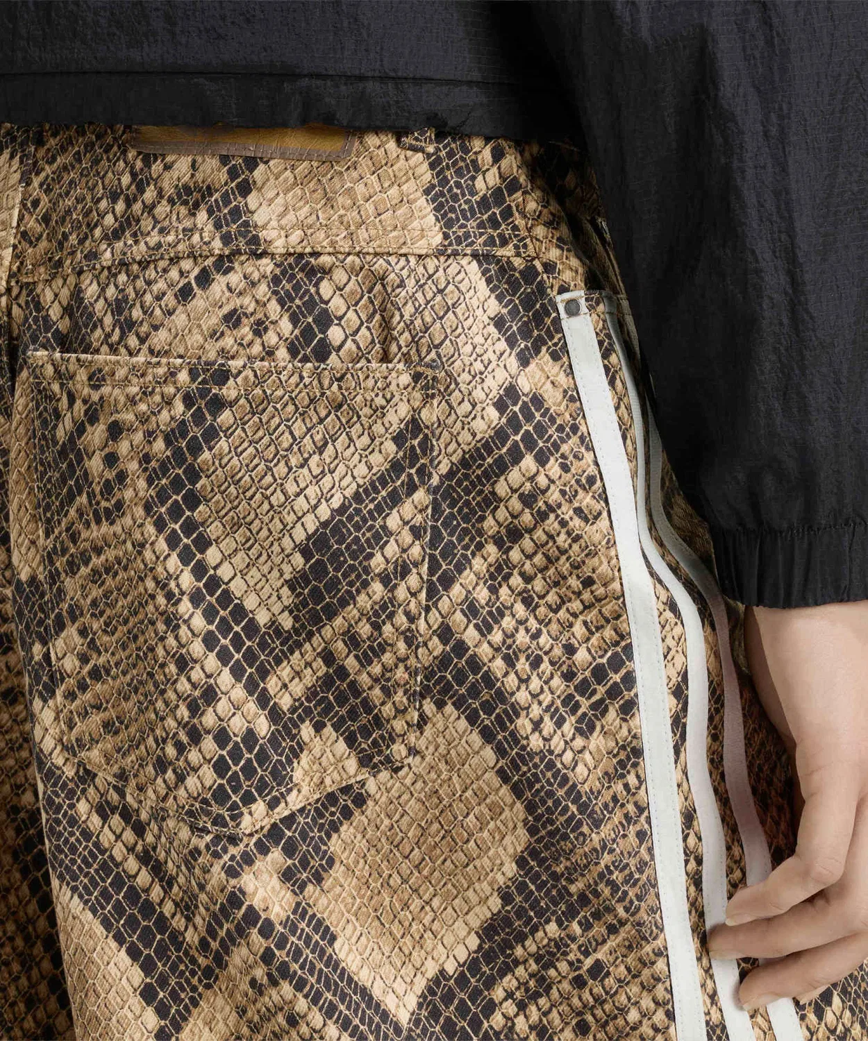Женские шорты-бермуды свободного кроя с принтом Snake Print Denim Bermuda Shorts Adidas Originals, Beige — фото 4