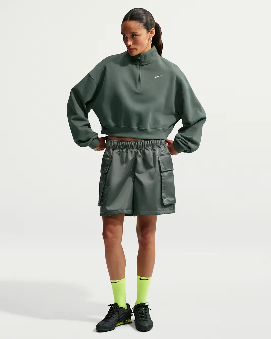 Женский укороченный топ свободного кроя с молнией на четверть длины Nike Studio Fleece Medium Weight, Camo Green/Sail — фото 4