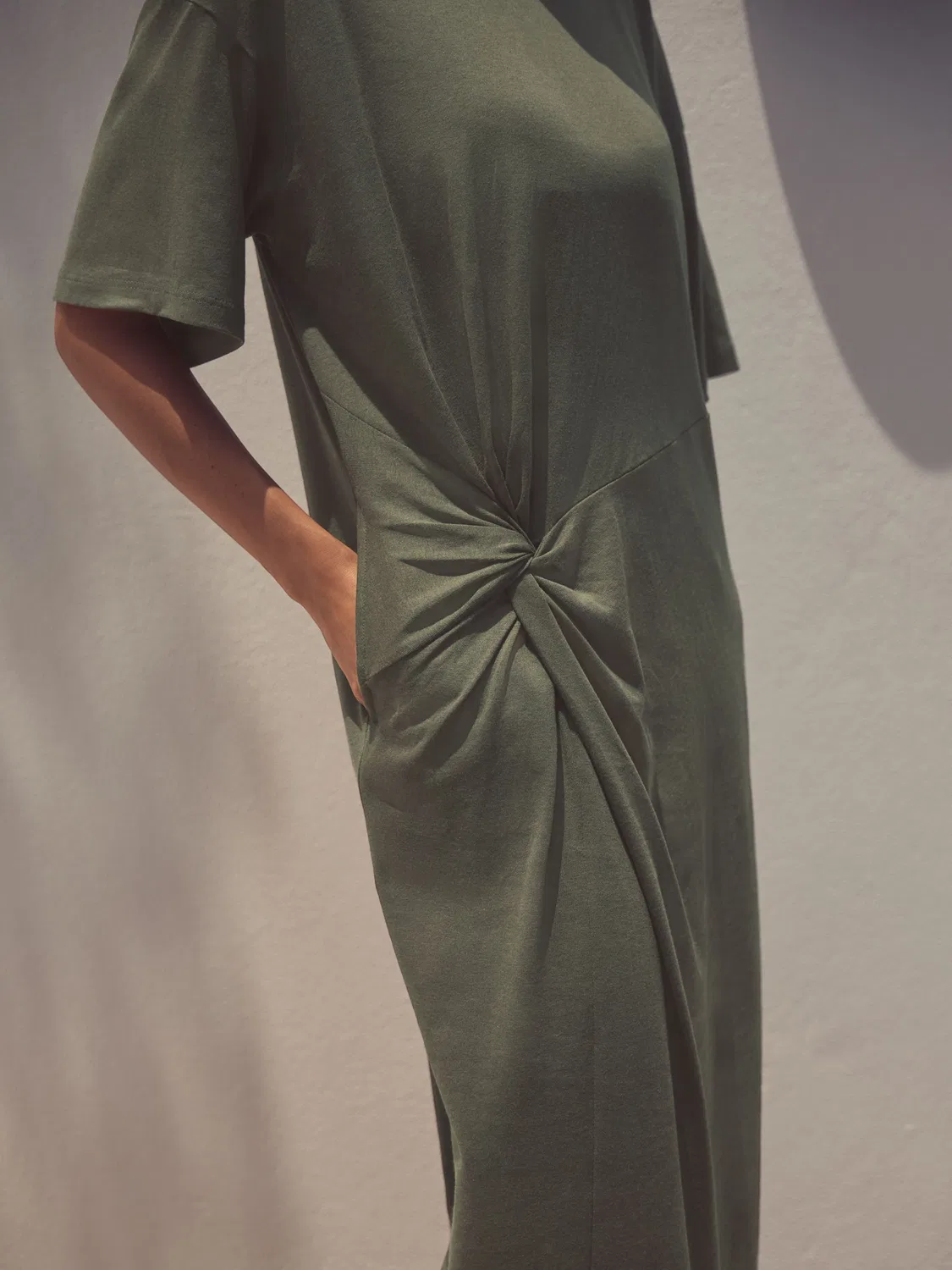 Платье-футболка летнее с твистом, Khaki Green Next — фото 4