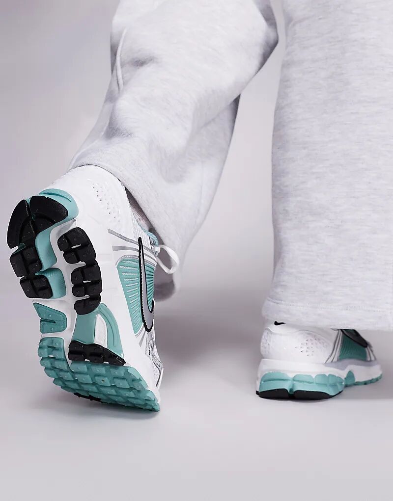 Кроссовки унисекс Nike Zoom Vomero 5 серебристого и светло-зеленого цветов — фото 3