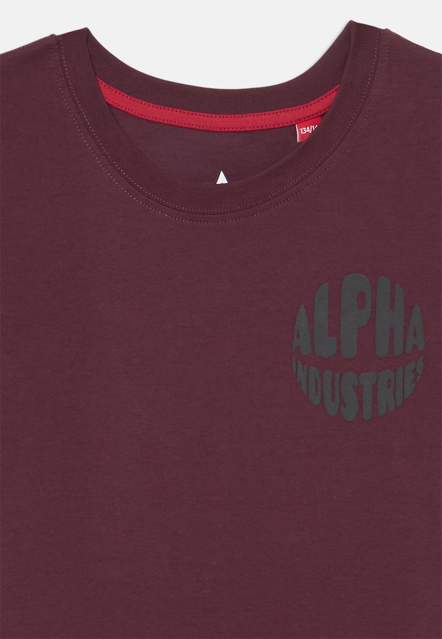 Футболка Alpha Industries LOGO KIDS TEENS UNISEX, Dark Cherry/Dark Red — фото 3