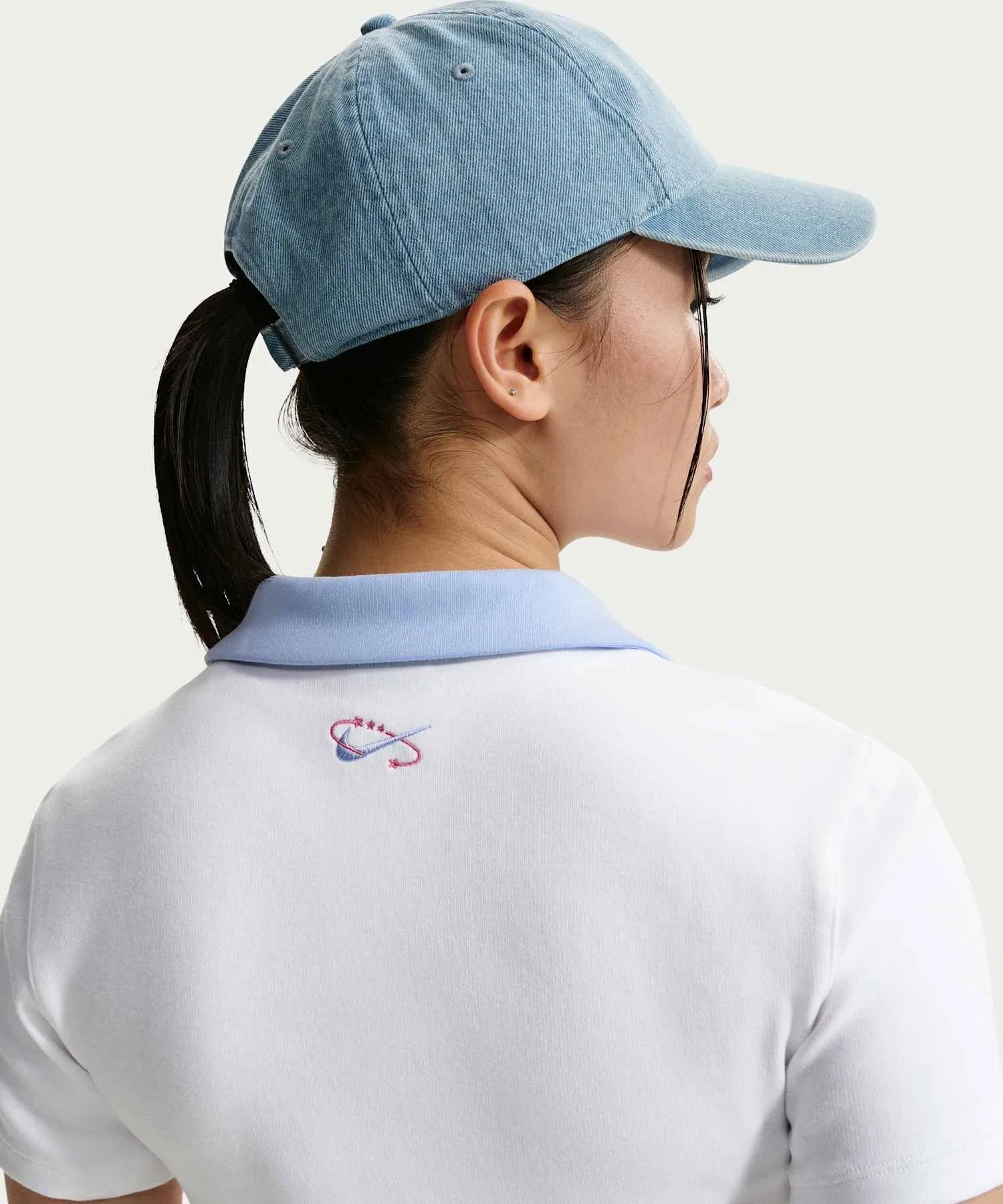 Женская укороченная футболка-поло с коротким рукавом Nike Sportswear IR7565-100 белого цвета — фото 2
