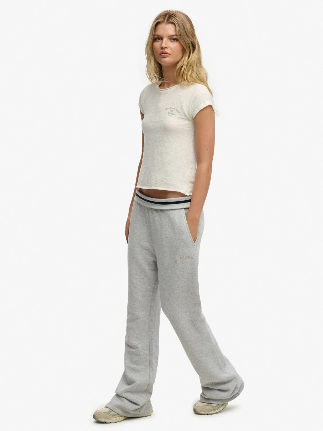 Джоггеры зауженные Athletic Essentials Logo Low Rise Flare Superdry, серый — фото 4