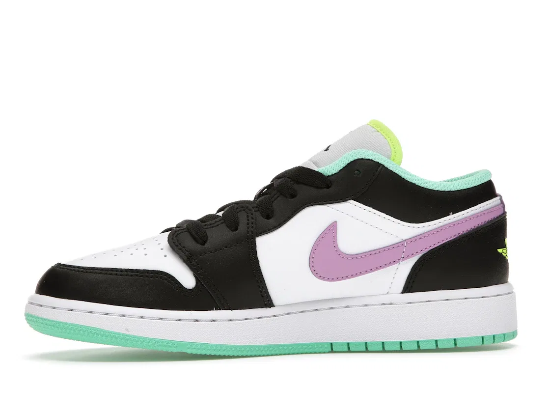Детские кроссовки Lifestyle с перфорированным носком Jordan 1 Low Jordan, White/Black/Green Glow/Violet Shock — фото 3