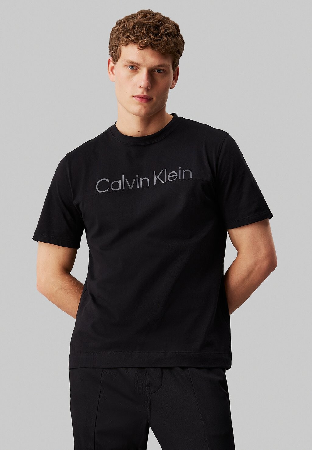

Принт на футболке GYM Calvin Klein, черный