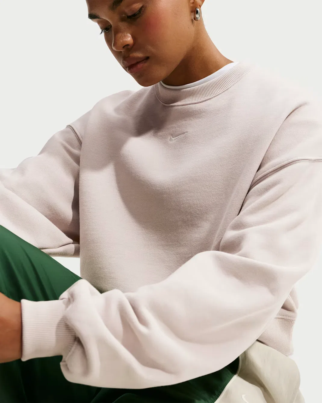 Женская укороченная футболка оверсайз с круглым вырезом Nike Studio Fleece Medium Weight, Cream II/Sail — фото 3