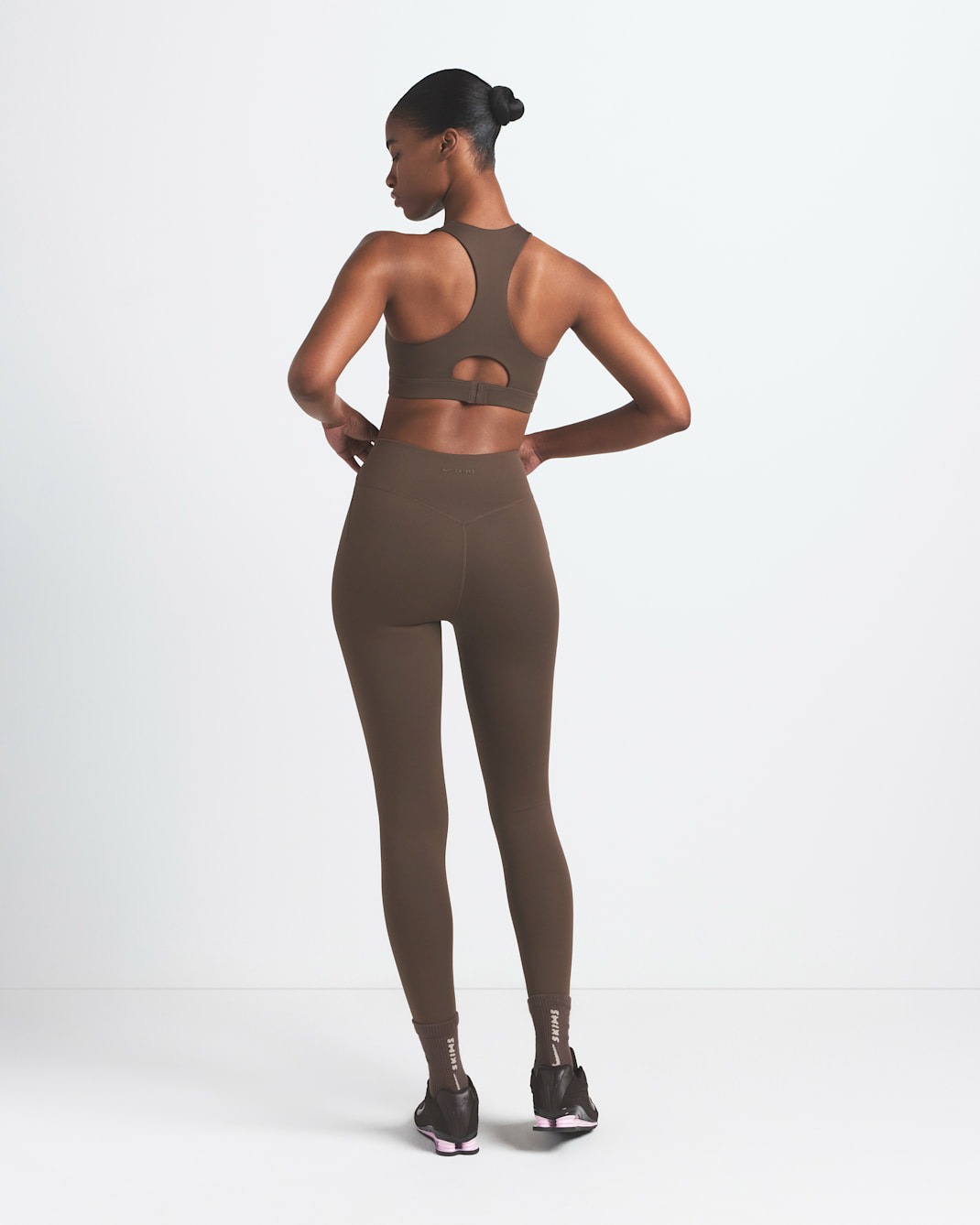 Спортивный топ NikeSKIMS Matte Women's High-Neck, темно-коричневый — фото 4