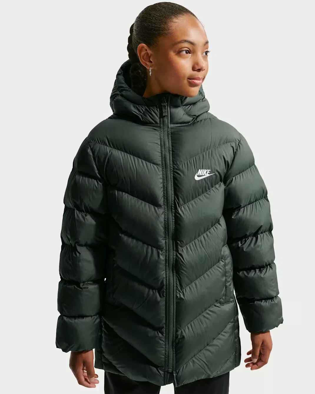 Пуховая куртка средней длины свободного кроя Therma-FIT для детей постарше Nike Sportswear All Day Play, Camo Green/White — фото 2