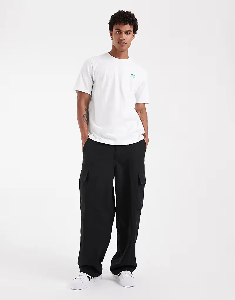 Свободная футболка Adidas Originals Essentials белого и, зеленый — фото 3