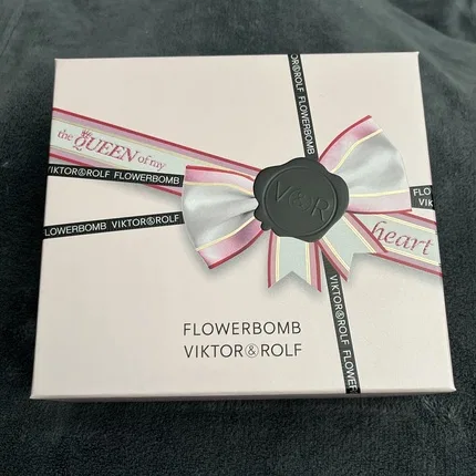 Подарочный набор парфюмерный Viktor & Rolf Flowerbomb The Queen of My Heart