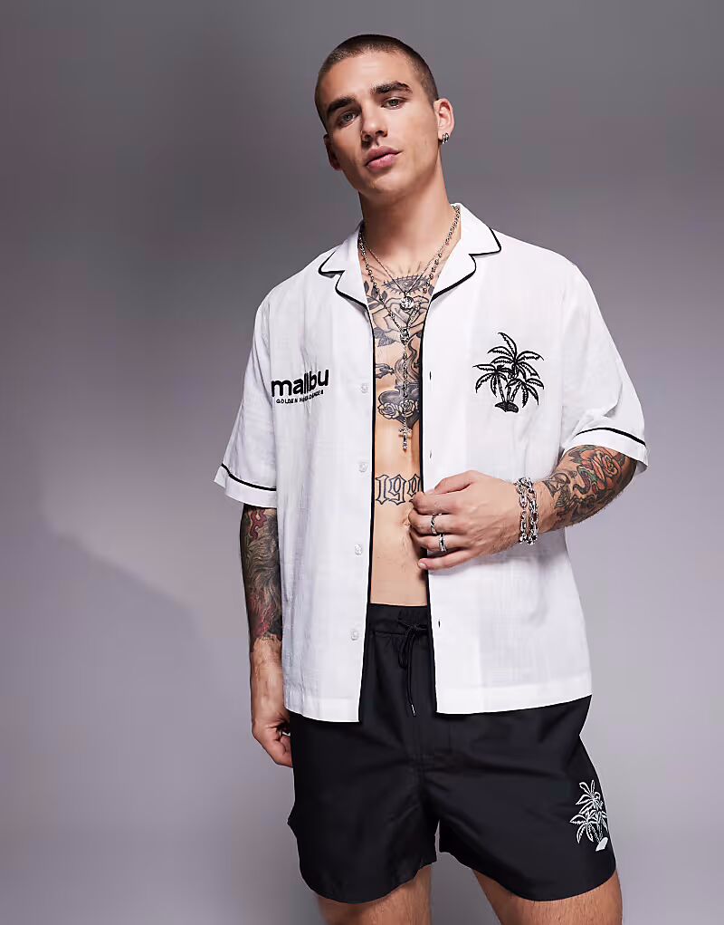 

Рубашка свободного кроя с вышивкой на груди от ASOS DESIGN белого цвета