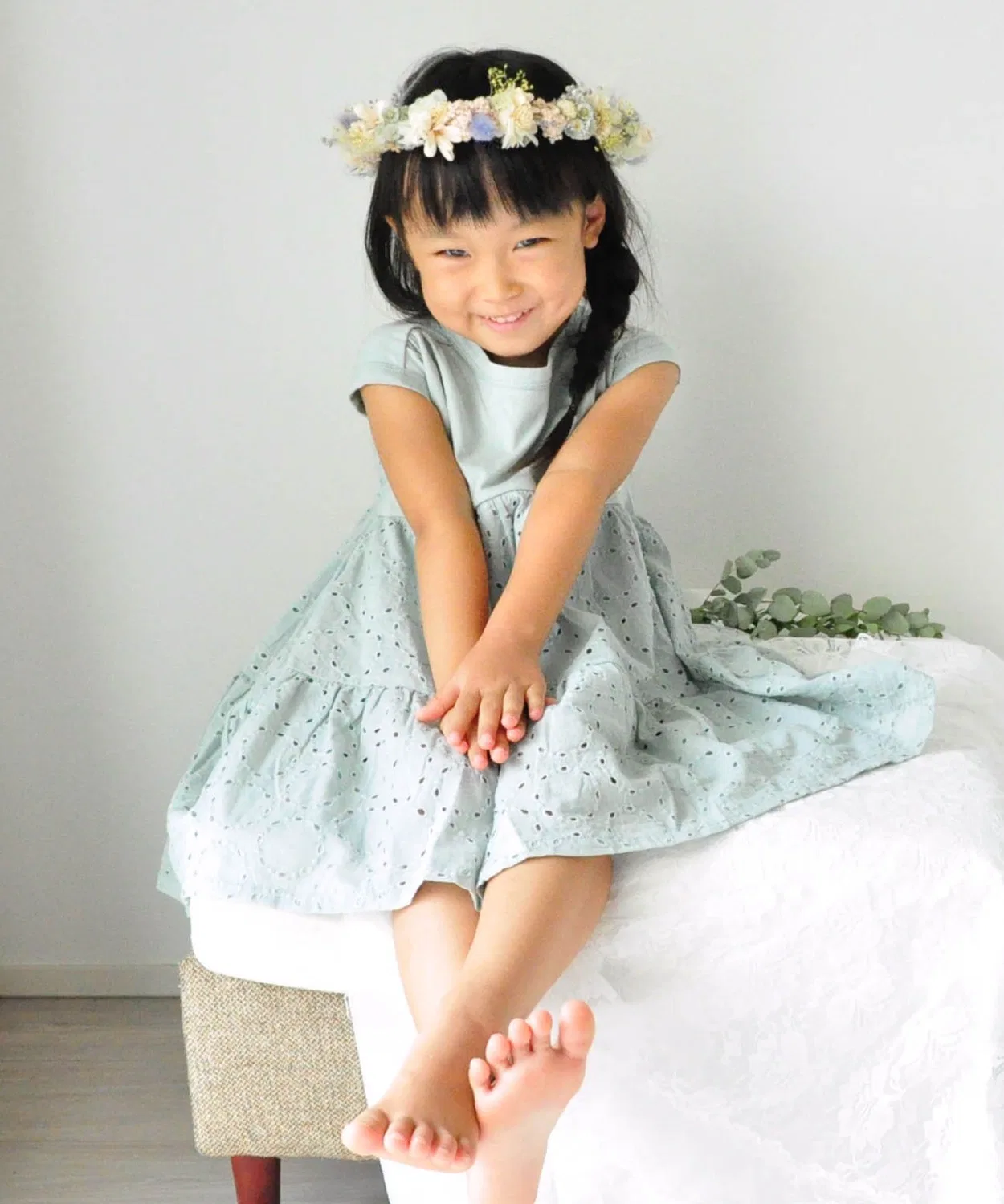 Детское платье-трапеция с кружевом и оборками, модель Lace Tiered, coto cotte, White — фото 3