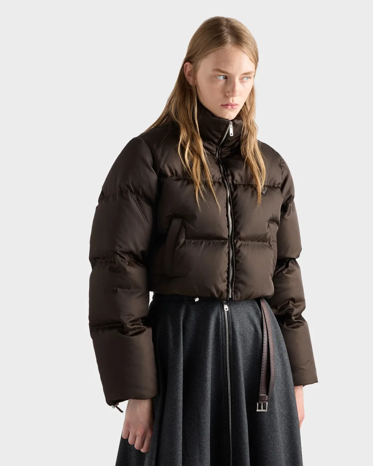 Укороченный пуховик из переработанного нейлона Prada, коричневый — фото 3