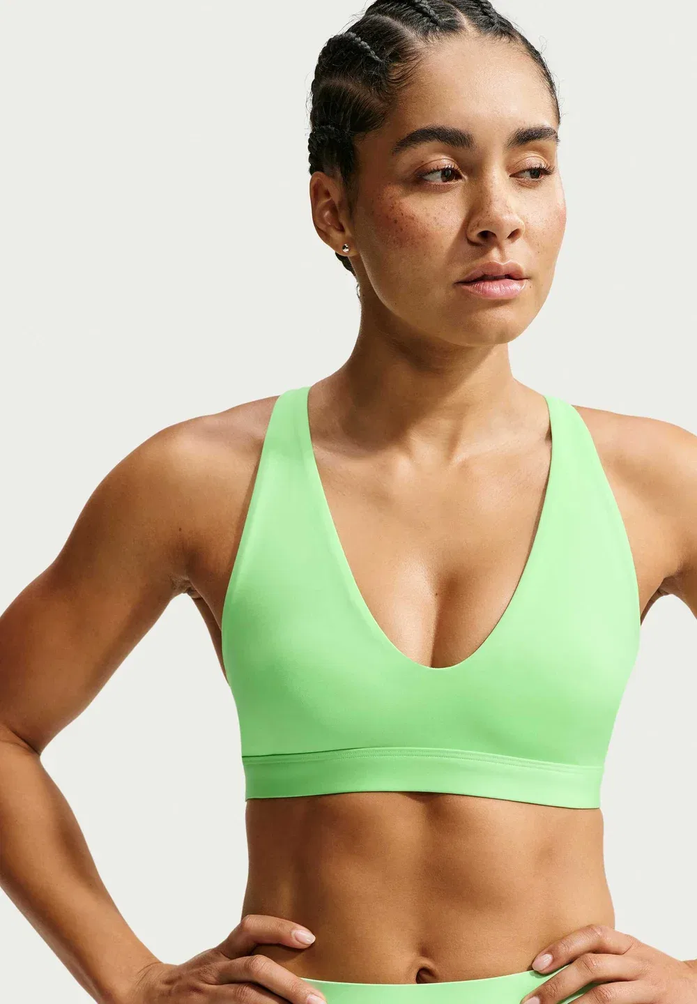 W nk df indy strappy bra - спортивный бюстгальтер со средней поддержкой Nike Performance, Illusion Green/Black