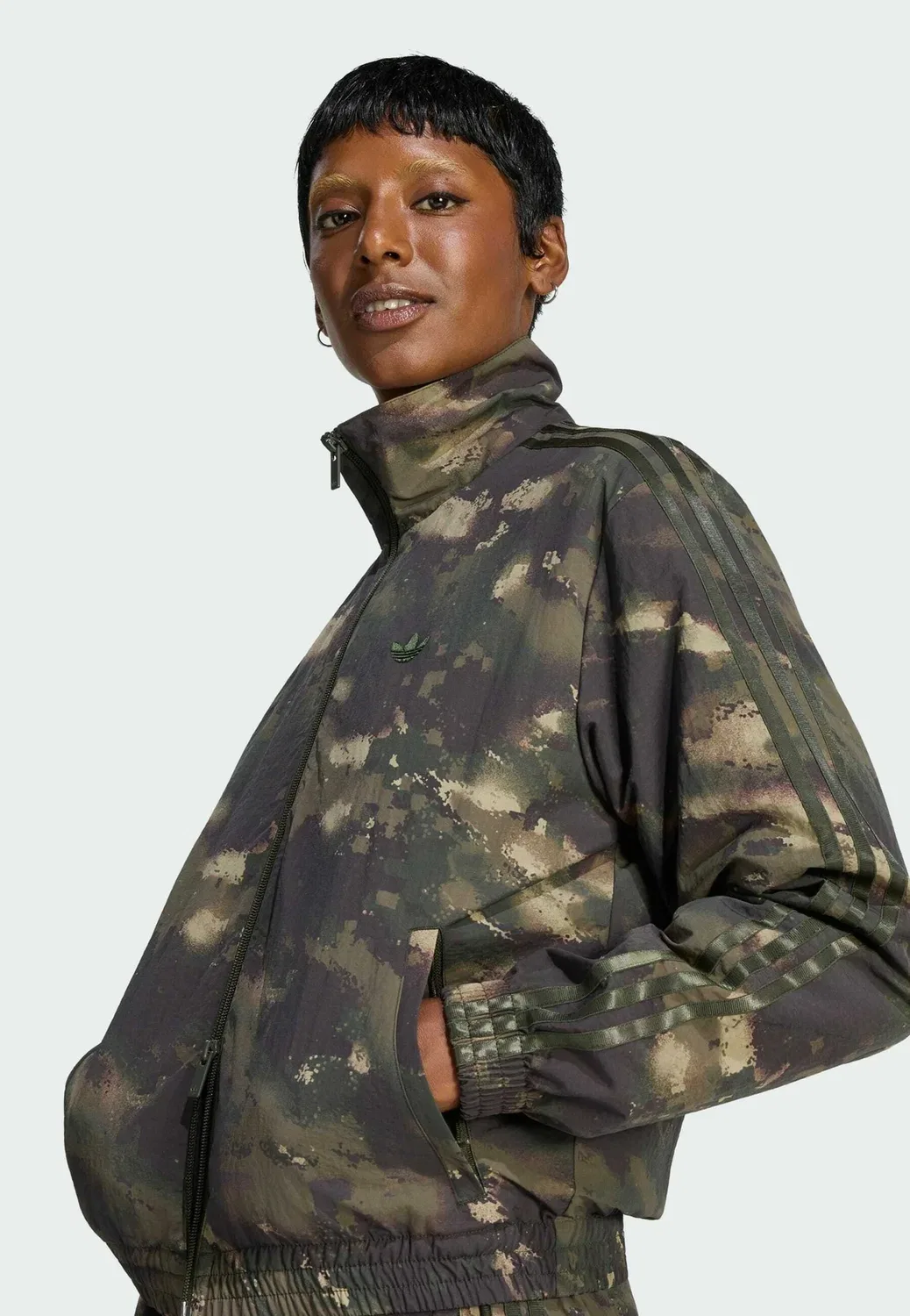 Камуфляжная свободная спортивная куртка - летняя куртка Adidas Originals, Night Cargo Aurora Coffee Olive Strata Orbit Green — фото 4