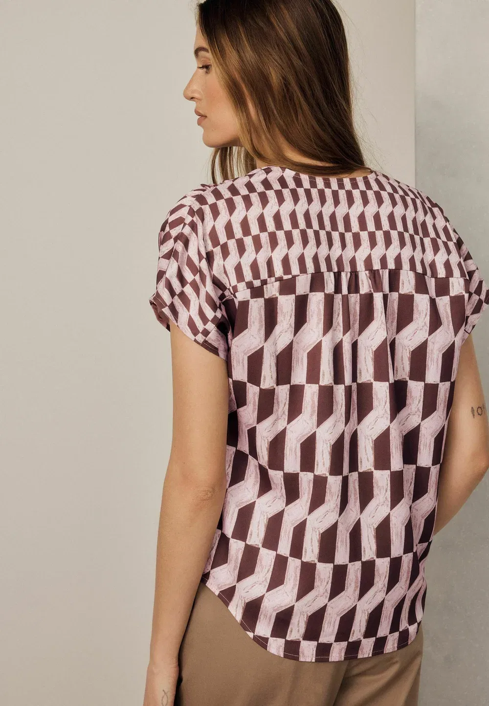 Блузка стандартного кроя с короткими рукавами и V-образным вырезом Next, Pink Brown Geometric Print — фото 2
