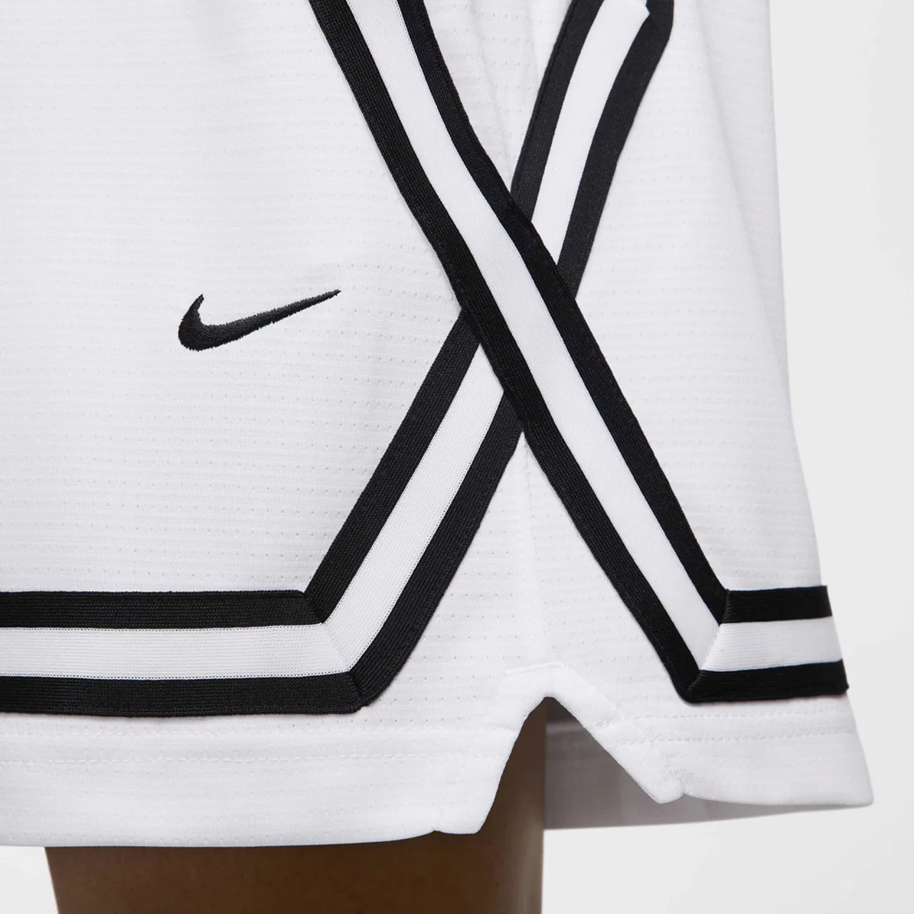 Женские шорты Dri-FIT Crossover 5" Nike, цвет White/Black/Black — фото 4