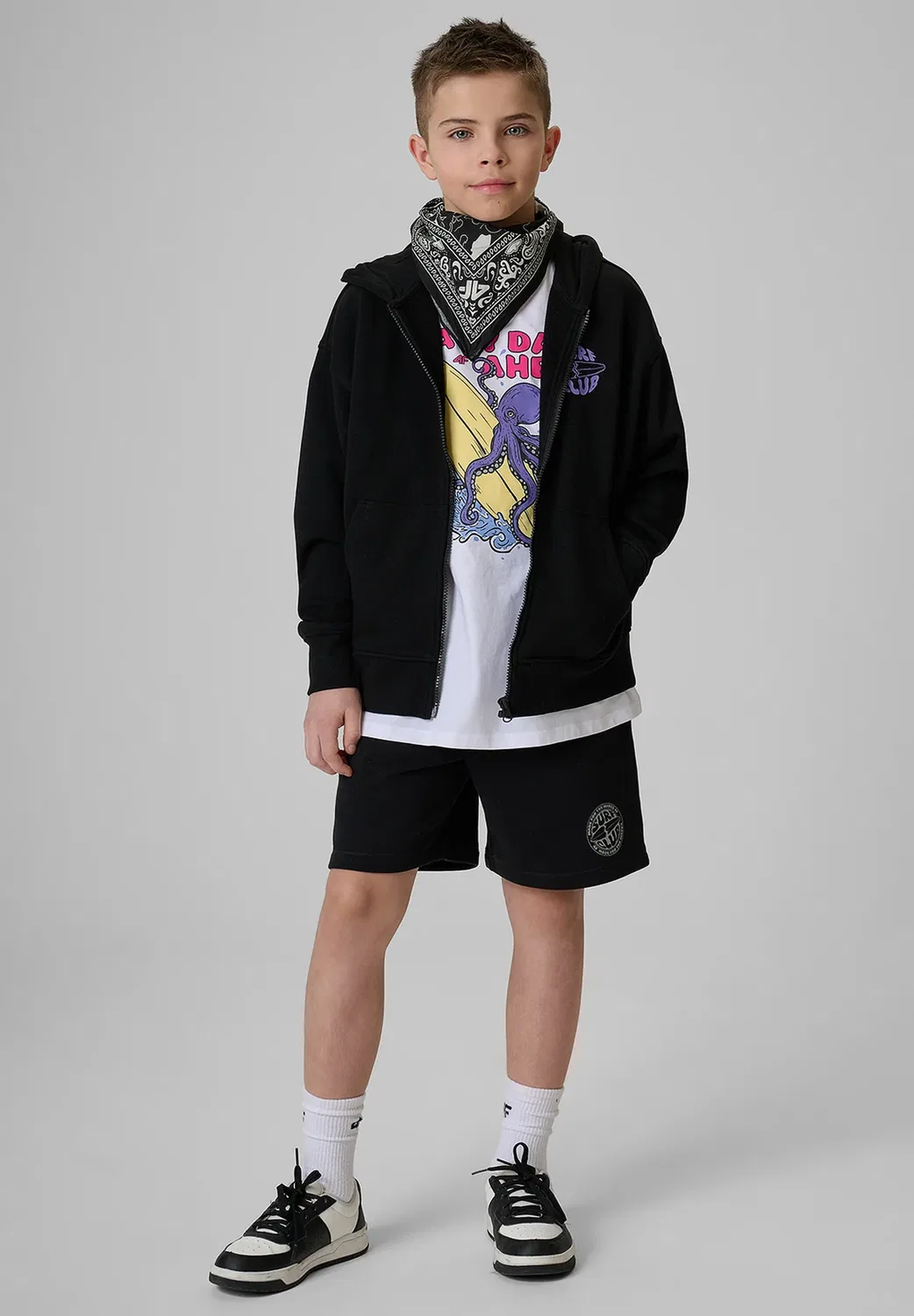 Spodenki dresowe chłopięce - niebieskie 164 (13-14 лат) - спортивные шорты 4F, Deep Black