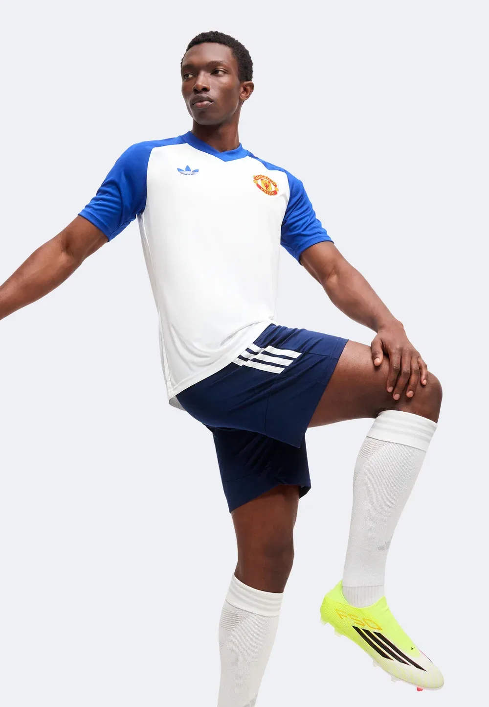 Предматчевая форма «Манчестер Юнайтед» 26/27 Adidas Originals, White/Team Royal Blue — фото 4