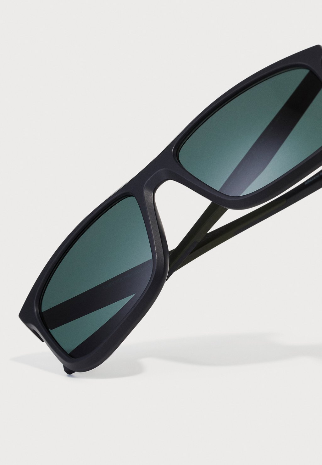 

Солнцезащитные очки Emporio Armani, черный