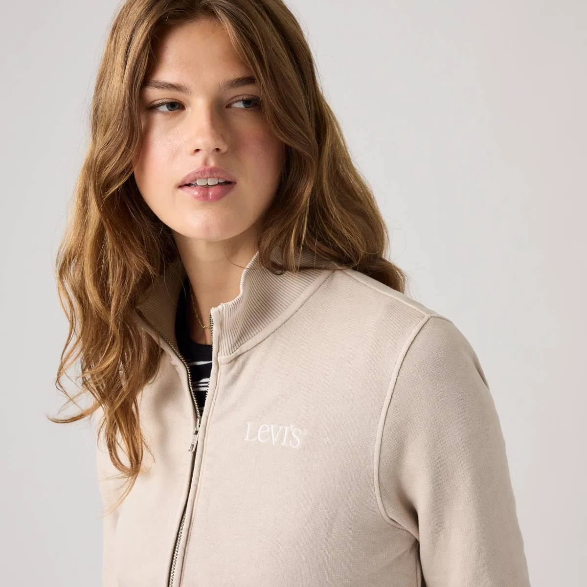 Графический крой, облегающий силуэт, молния по всей длине Levi's, Slim Fit Fleece Club Serif Chateau Gray - White — фото 2