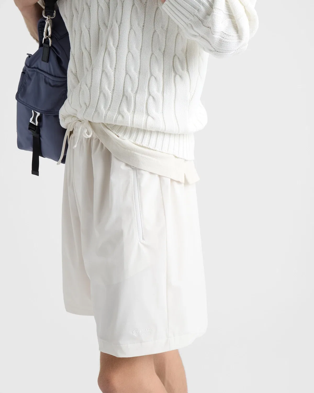 Шорты-бермуды из Re-Nylon с поясом на резинке, Prada, белый — фото 3